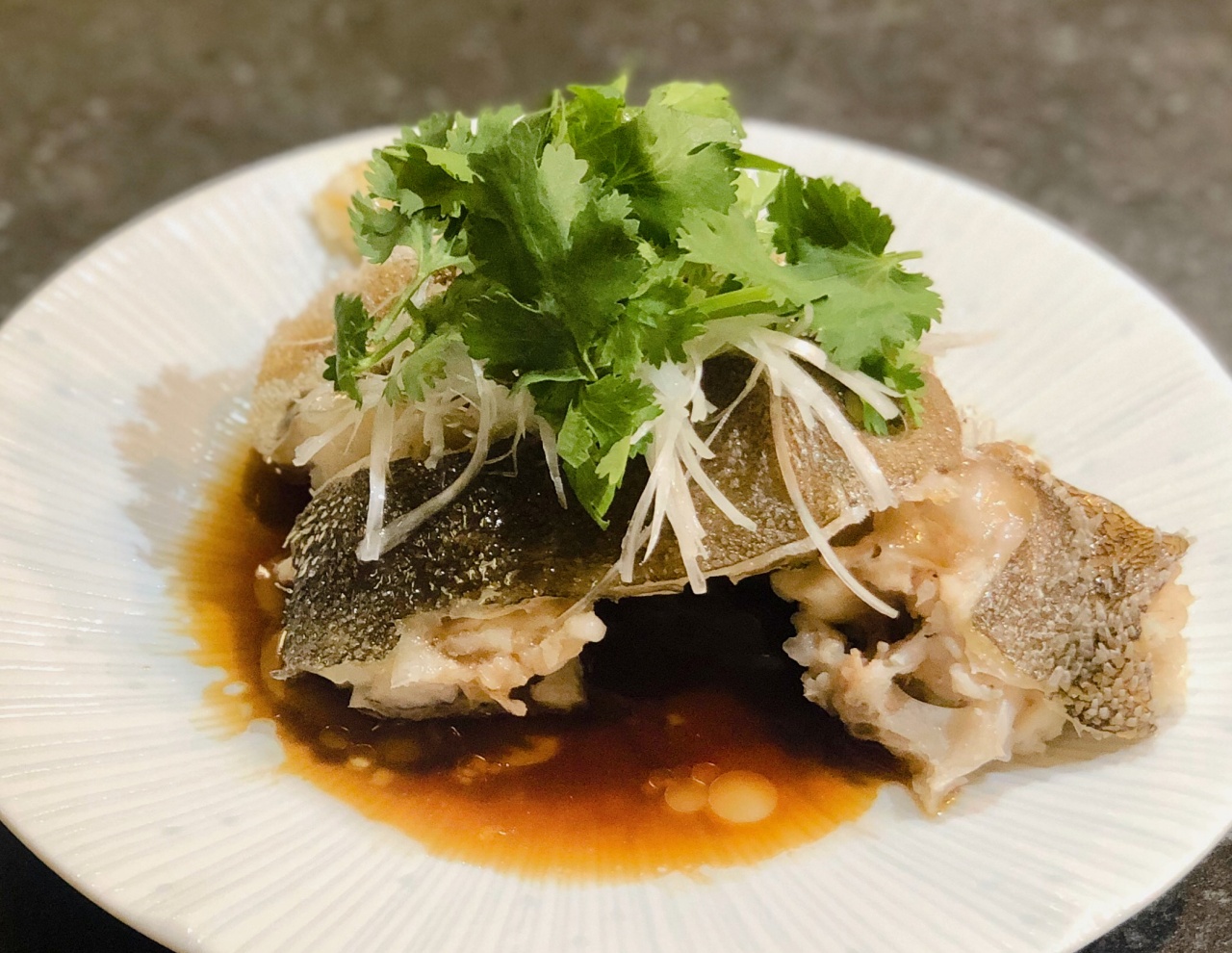 ご飯泥棒 蒸した魚に熱々の油をジュゥ〜〜〜ッ！清蒸魚 チンジャンユー の作り方TSURI HACK 日本最大級の釣りマガジン - 釣りハック