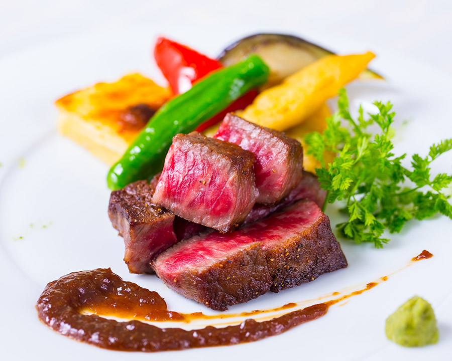 人気シェフのとっておき「ニッポン食材」活用レシピ☆旨みを閉じ込め、しっとり。八千代黒牛のグリエ旭屋出版