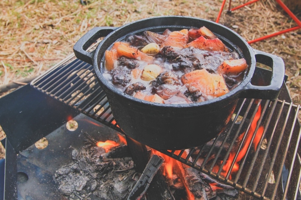 冬キャンプはダッチオーブンでじっくりコトコト煮込み料理がおすすめ😋 ・ 心も体もポカポカに♪ ・ 📷：@chikaanuts さん素敵なお写真ありがとうございました✨ ・私のコールマン や私のコールマンレシピ を付けて投稿して頂い