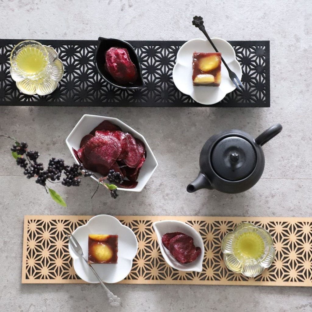 お皿に並べられたタルトとクッキー - No: 24900182写真素材なら「写真AC」無料 フリー ダウンロードOK