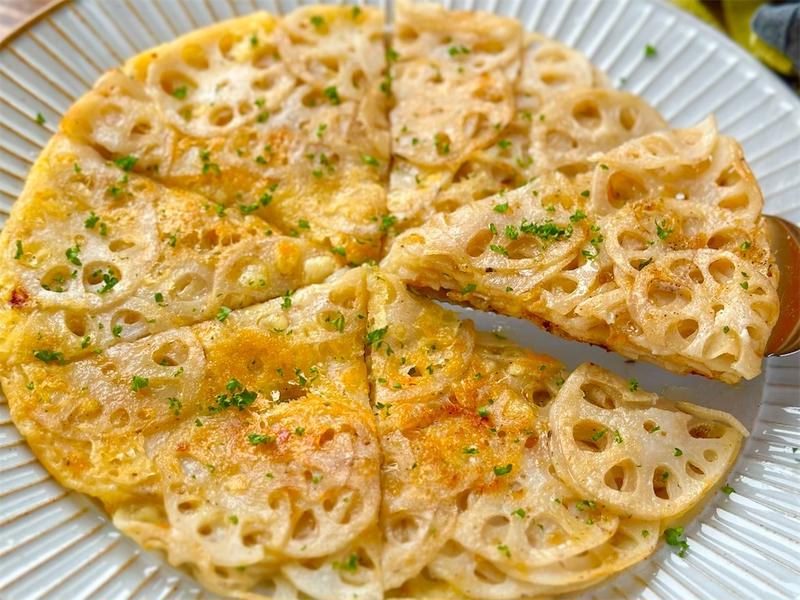 季節を感じるレシピはこちらから, @naoe_gohan, ⁡, 旬のレンコンの食感とおもちの組み合わせがとても美味しいレシピです🥰, ⁡,お正月の余ったおもちなどでぜひお試し下さい😌, ⁡, 小さなお子さんが食べられる場合、おもちを抜いてチーズやたらこにすると食べやすいと思います☺️,⁡, 材料 4人分 , れんこん約250g, 片栗粉大さじ2, 塩少々,