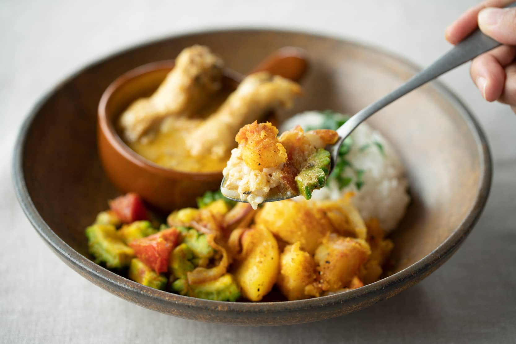 スリランカカレーの 特徴と食べ方について ✔︎スリランカカレーの特徴 スリランカカレーはたくさんの具を煮込んで作る日本のカレー とは違い、ひとつの食材ごとにカレーを作ります。食材ごとに合わせるスパイスやスパイスの調合、ココナッツミルクなど、味つけが異なり