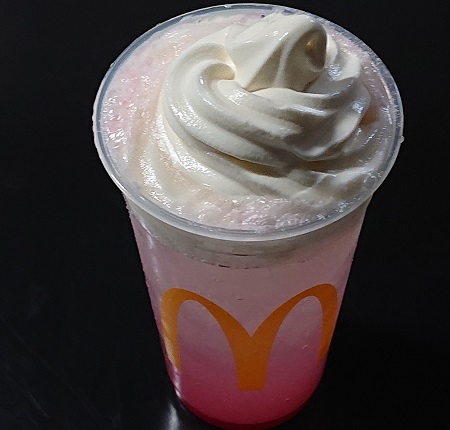 マクドナルド』の『マックフロートいちごヨーグルト』 いちごヨーグルトのフィズにソフトクリームを乗せたのがの『マックフロートいちごヨーグルト』ヨーグルト風味で炭酸ってどんな感じ？ 想像もつかなくて購入ためらったけど、割と人気あるらいと聞いて試しにオーダー