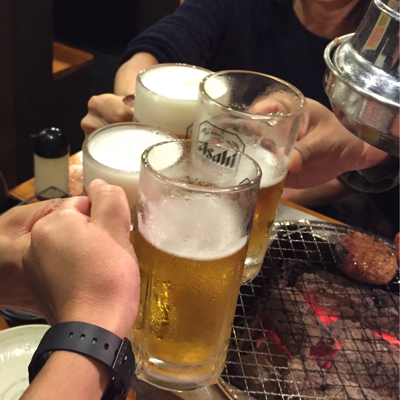 宴席の1杯目、なぜ「とりあえずビール」？ - 日本経済新聞