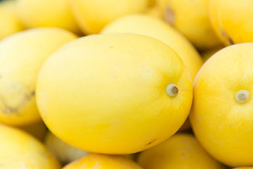 ツノニガウリって美味しいの？緑色の果肉の気になる食べ方とは食・料理オリーブオイルをひとまわし