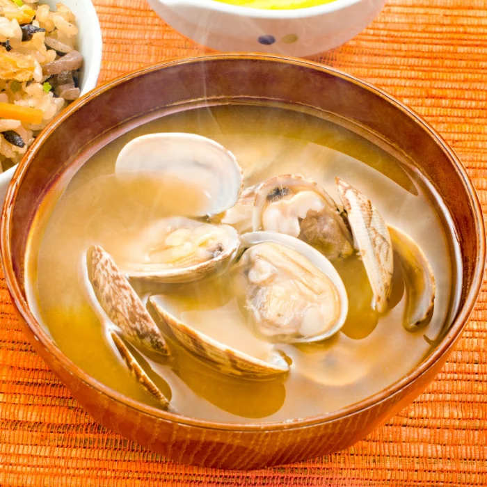 2025ひな祭り🎎＊ちらし寿司 ＊菜の花のお浸し ＊あさりの味噌汁 ちらし寿司のご飯には、 焼いてほぐした鮭と大葉を入れました。トッピングは、錦糸卵、レンコンの酢漬け、カニカマ、ボイルエビ、インゲン。 具沢山で栄養満点です😋 翌日はあさりの味噌汁をリメイクし