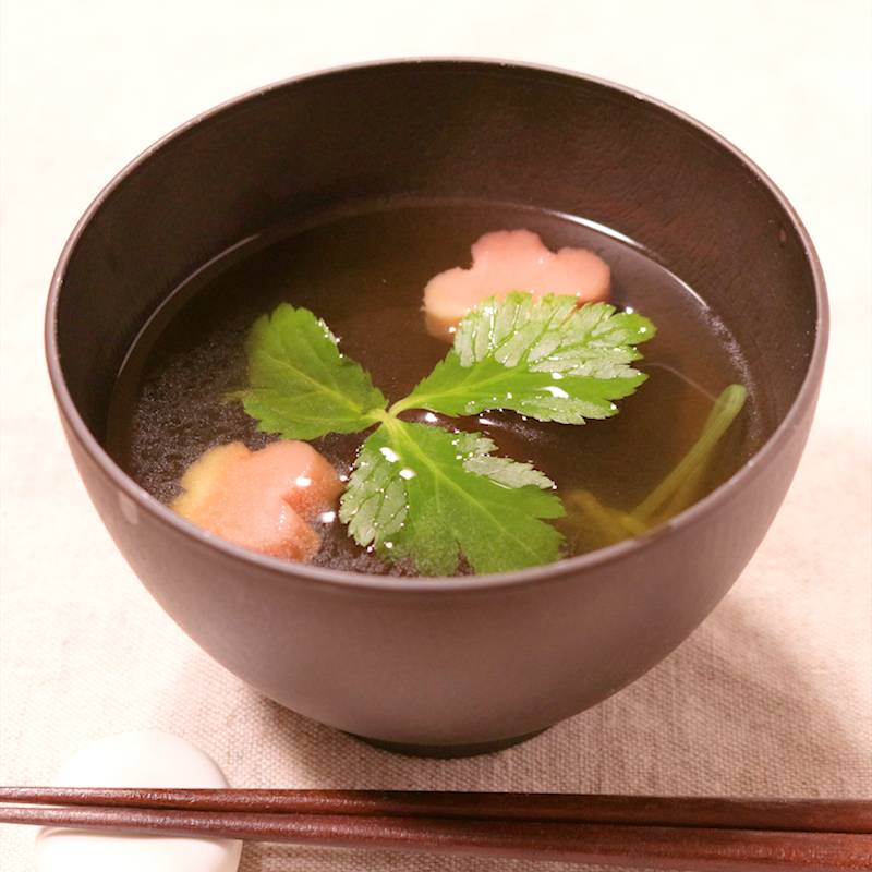 見た目も可愛く♪ 手まり麩とはんぺんのお吸い物