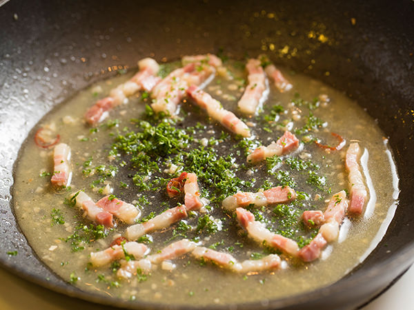 シェフ直伝 パンチェッタの使い方。脂のうまみ濃厚な絶品レシピ！三越伊勢丹の食メディアFOODIE フーディー