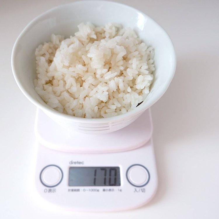 米1合は何グラム？米の種類別や炊いた後の重さ・水の量も解説食・料理オリーブオイルをひとまわし
