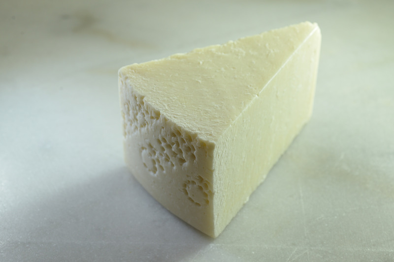 コストコ『ペコリノロマノ 羊乳チーズ 』のおすすめ度は? 気になるサイズや食べ方をチェック!mitok ミトク