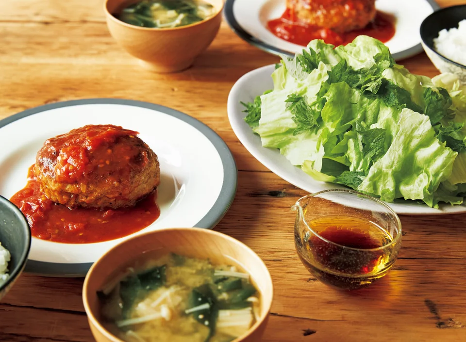 松屋＆松のや🍅トマトハンバーグが まだ？ あって迷わず注文🎶 今回はテイクアウト 夕飯用 密閉🆗安定感🆗券売機でまずは注文です 2台ありますが 現金払いは1台だけよく見てね 🌸アプリからも事前注文出来ます 一つのお店で2店舗の味を楽しめます松屋