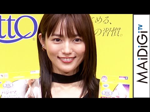 川口春奈「気持ちいい！」　黒スカート姿で寝る前ストレッチを実践