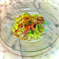 レタスと魚肉ソーセージとベビーチーズのサラダ