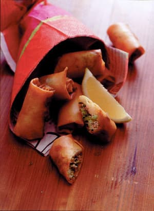 長谷川あかりさんの「カキとクリームチーズの春巻き」レシピ。相性抜群の組み合わせにお酒も進む！antenna アンテナ