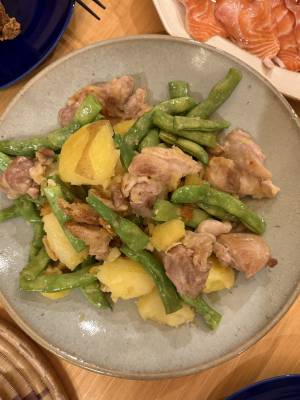 子供が小さいので、なかなか夫婦で一緒に料理を作る事ができないけど、カメラを向けるとふざけるロマンとアッシパルマンティエを作りました。 作り方冷凍しておいたミートソースを温める。 市販のミートソースを使うならひき肉をたす。ジャガイモを茹で、つぶして