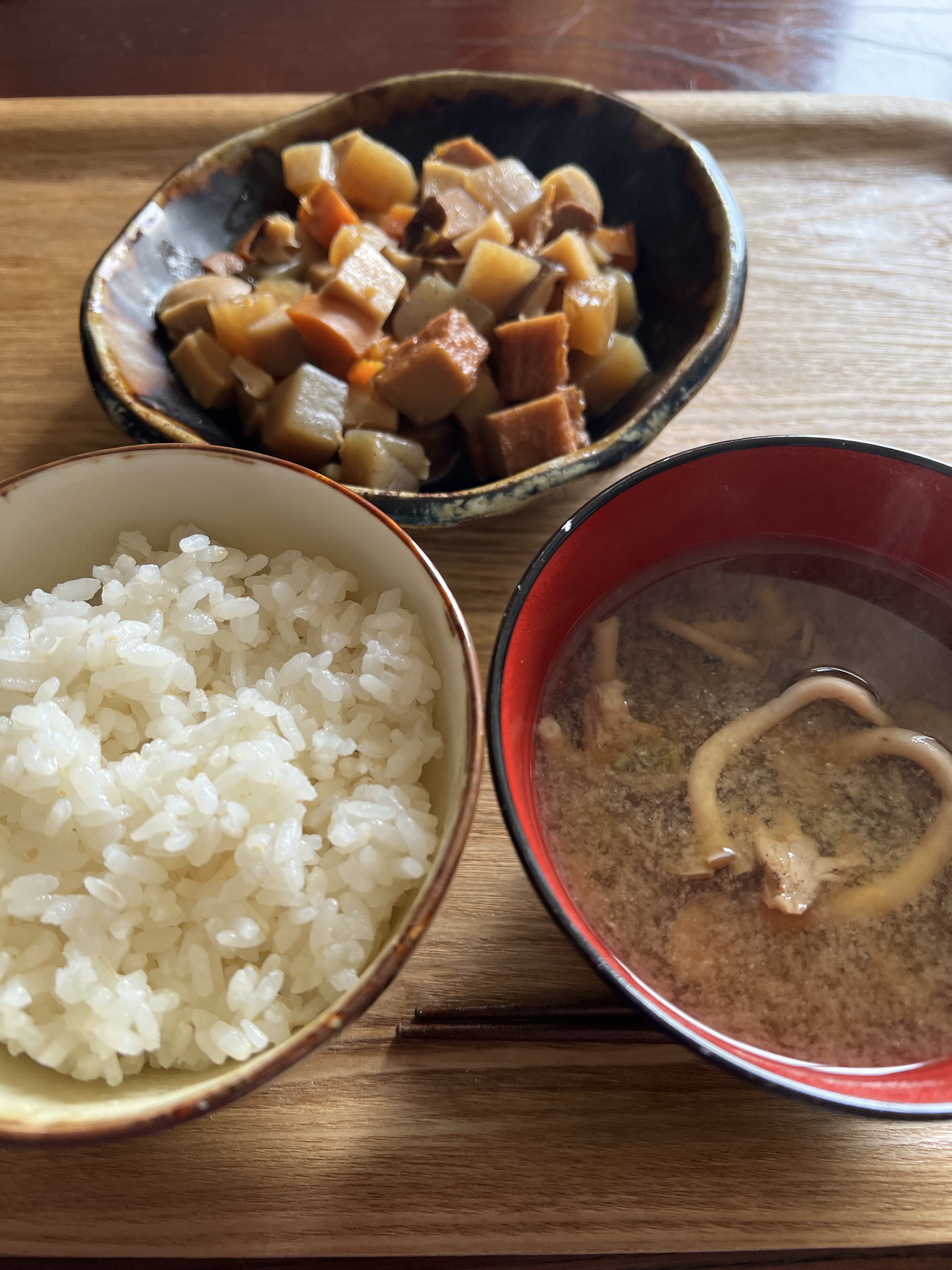 キノコごはんをいただきました 奥さまにお願いして、下処理したシャカシメジをキノコごはんにしてもらいました。とても美味しかったです。ありのまま発信しているつもりですが、「どう見えているか？」にかなりギャップがあるなと悩んでいて。 いろいろな方とのご縁や