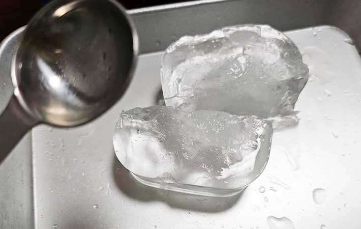 Youtubeで学んだ方法で透明な氷を量産するヤミノツキシ