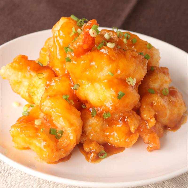 オシャレな盛り付けの味わいを楽しめる中華料理店。 写真はエビチリ定食 1,045円ボリュームたっぷりエビと、辛さ控えめのソース。そして冷菜がオシャレすぎました。笑味はどれも優しく中華の辛いのが苦手という方もきっと大丈夫です！ 卓上に辛さを足す調味料もあった