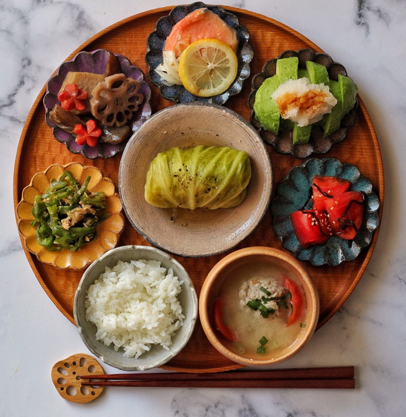 りんご⌇野菜たっぷり献立・お弁当・レシピ一汁三菜夜ごはん ☪* @ringo__321 ☆ロールキャベツ＊トマト煮 ☆ 野菜のコンソメスープ玉ネギ·余りキャベツ·人参·大根☆じゃが明太コロッケ ☆マカロニサラダ ☆柿 トマト缶がなくても作れちゃう ロールキャベツ