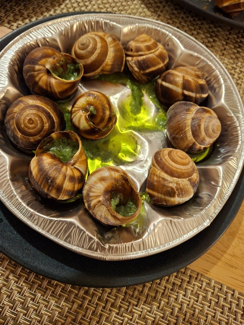 エスカルゴ、伝統的なフランス料理: カタツムリとバゲットの写真素材・画像素材 Image 85407540