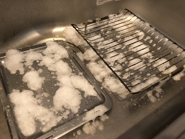 お掃除のプロもお気に入りの、コゲ汚れを落とせる「グリル専用お掃除スポンジ」の秘密を探る。Rinnai Style リンナイスタイルリンナイ