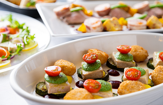 ご高齢の方に考慮した着席ビュッフェ方式 のお別れの会開催事例お別れの会・偲ぶ会・社葬のトータルプロデュースは準備代行専門会社のネクストページへ