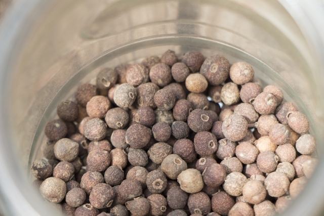 3種の香りを持つと言われる万能の「オールスパイス」とは？使い方のコツ - Yuki's Small Kitchen