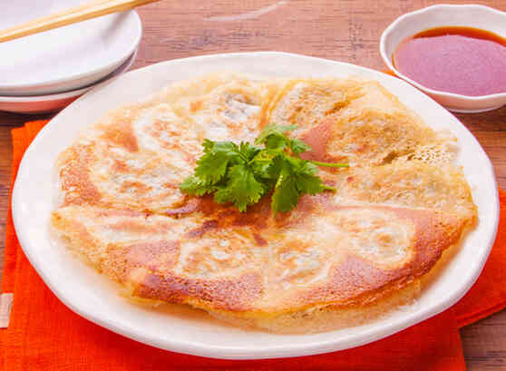 美味しい「羽根つき餃子」の作り方。羽根の材料は小麦粉？ 片栗粉？ 決め手は水の量とタイミング！HugKum はぐくむ