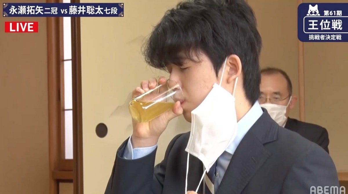 藤井聡太竜王が“初手・お茶”じゃなくて水!?」「永瀬王座vs豊島九段はバチバチな名勝負」観る将マンガ家が描く“9月の将棋名シーン” - 将棋 -Number Web - ナンバ