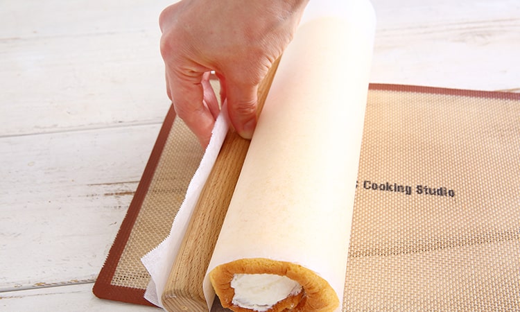 ロールケーキの ラッピング にぴったりサイズの中の見えるプラケースここで見つけた！冷蔵庫にも贈り物にも。著者 熊谷真由美のデコ🐾ロールケーキ教室