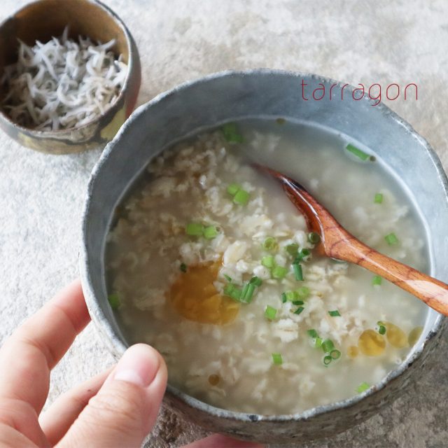 電子レンジで簡単！🥄🥄🥄 オートミールアレンジレシピをご紹介します！ ＼電子レンジで簡単ふわとろたまご粥・材料・ オートミール 本品30g 鶏がらスープの素 小さじ２ 水 180ml 卵 1個 ・作り方