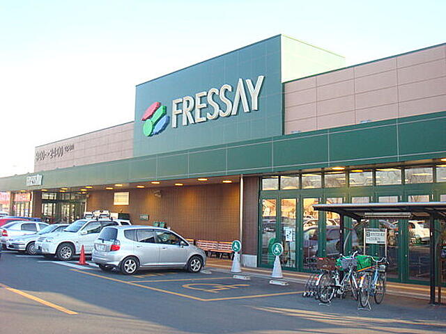 不二家 FUJIYA- こんにちは！Facebookチームの野村です。 レアな広告のご紹介です！東京～神奈川をつなぐ小田急線に、3 25 水 からカワイイつり革広告を出しております☆デザインは２種類で、ネクター×ペコちゃん、レモンスカッシュ×ポコちゃんの組み合わせです