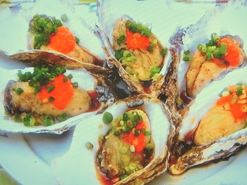 牡蠣とねぎの味噌グラタン牡蠣 6-8粒 ねぎ 1 2本 バター 15g 小麦粉 大さじ１ 生クリーム 50ｃｃ 牛乳 50ｃｃ 粉末出汁小さじ1 2 味噌 大さじ1 2 チーズ 適量 ⁡ １．牡蠣は片栗粉を揉みこみ洗う。ねぎはざく切りにしておく。 ２．フライパンにバターを熱し、ねぎ