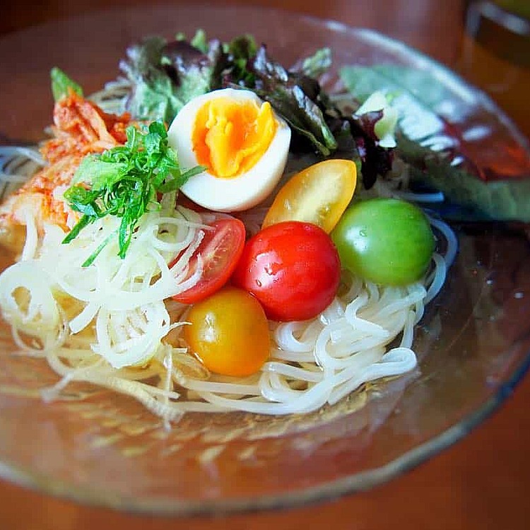 冷麺のトッピングにおすすめの具材は？定番からユニークな具材まで紹介やまなか家ジャーナル