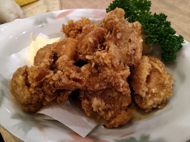 唐揚げの衣を食べ比べる悠治