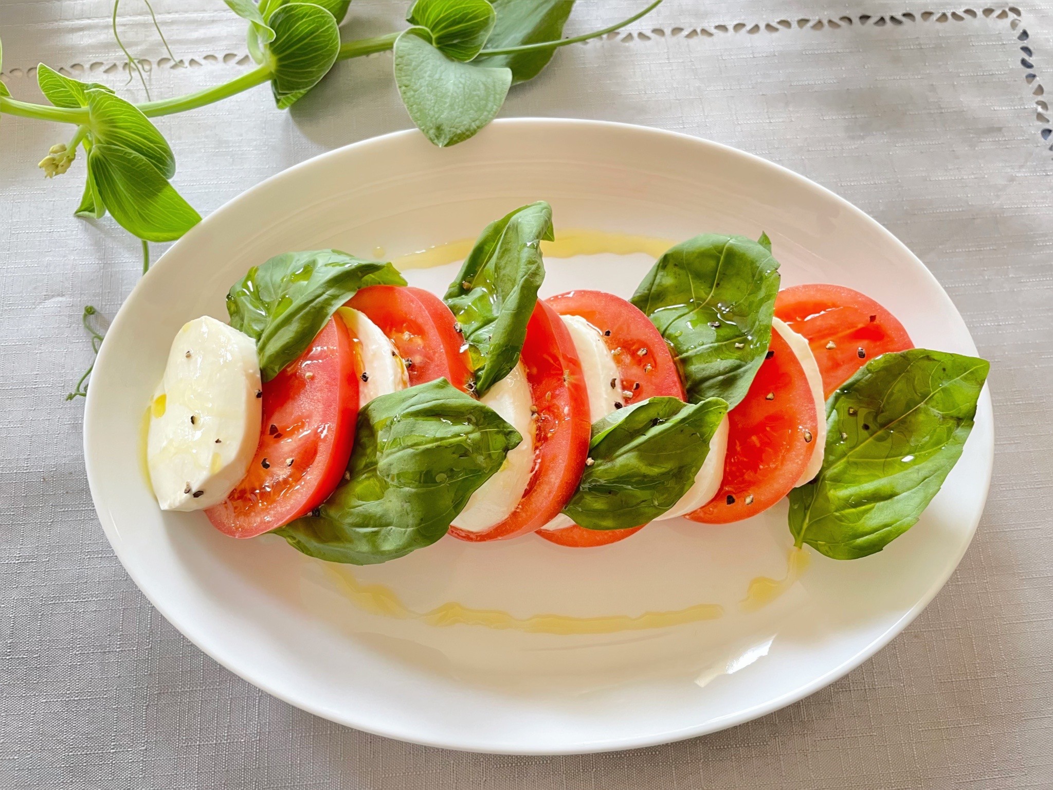 カプレーゼにアボカドをプラス！簡単なオシャレパーティーレシピ集食・料理オリーブオイルをひとまわし