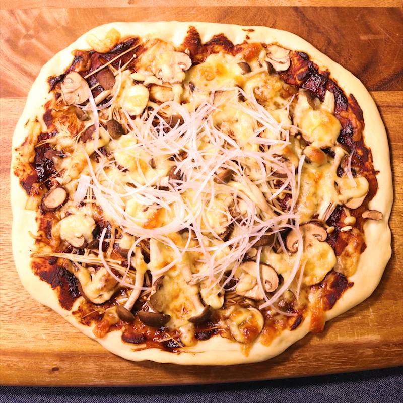 捏ね発酵なし!マッシュルームとアンチョビ・ベーコンピザ