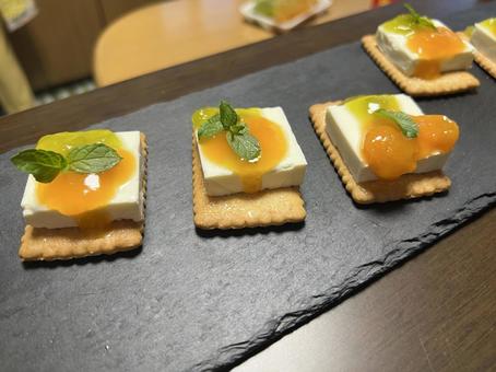 いちごとクリームチーズのブルスケッタ