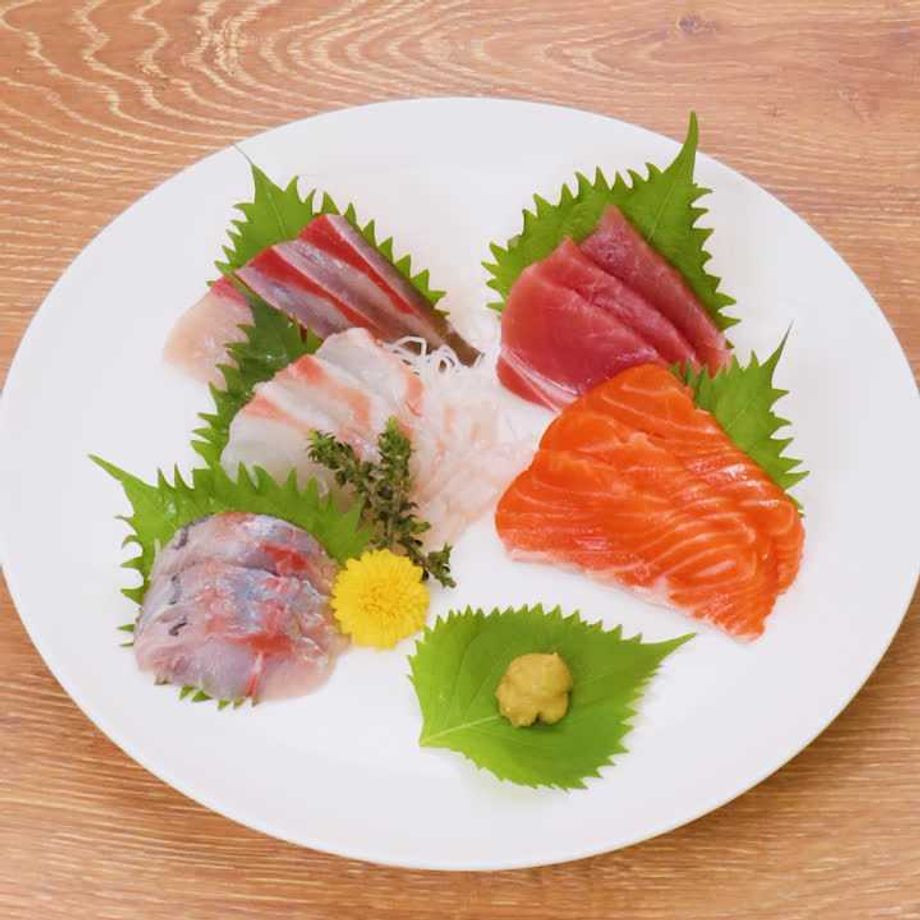 タコでプリンセスが描かれる!?魚介の盛り付けで描かれる「お刺身アート」が話題ウォーカープラス