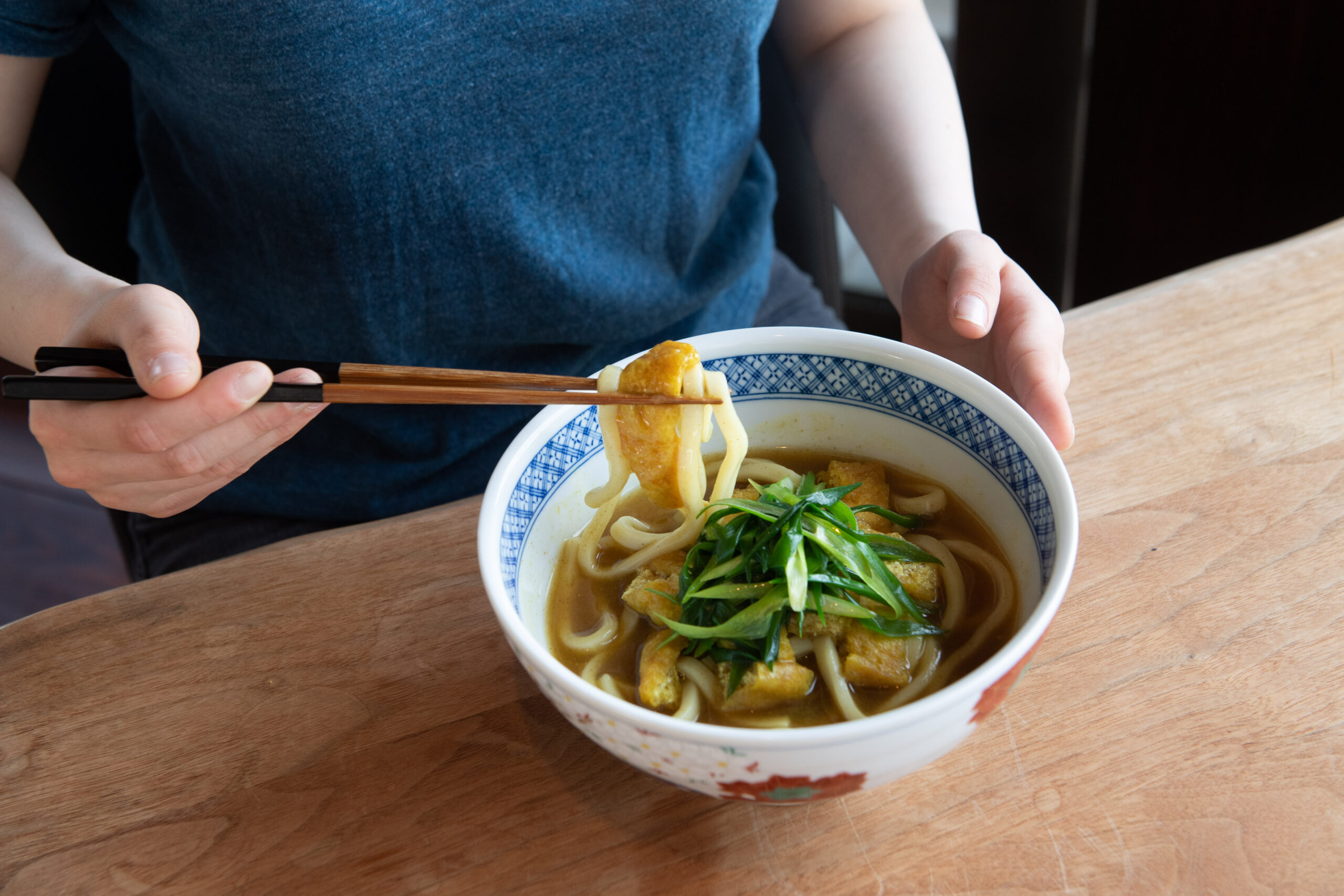片栗粉なしカレー強めのカレーうどん。とろーり卵と千切りキャベツ。ごはんを入れてもおいしい