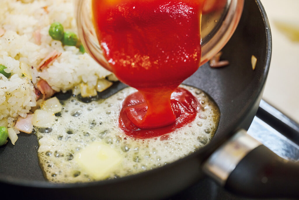 ひき肉ケチャップライスのオムライス♪包み方写真付き