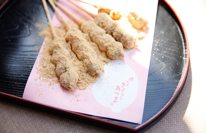 ここまでかわいくなれるんだ！『浅草そらつき』の進化系いちご団子を食べ歩きさんたつ by 散歩の達人