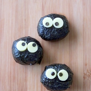 kodomo_bento.recipe ←他の投稿はこちらから 帽子を被ったミミッキュがハロウィンにぴったり🎃👻周りの飾りまでとっても可愛くなってる🥰 ⁂「どんなお弁当作ろうかな」が30秒で解決！ ⁂ キャラ弁デコ弁のレパートリーを増やせる！ ⁂簡単時短の朝昼夜ごはんが叶う