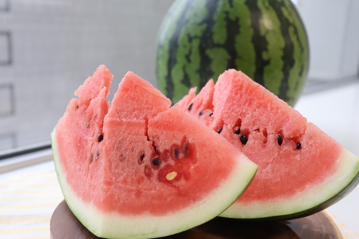 スイカの切り方 甘さ均等＆種取り簡単な方法。サイコロやスティックもほほえみごはん-冷凍で食を豊かに-ニチレイフーズ