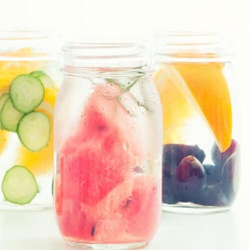 グラスに浮かぶフルーツ＆ハーブの香り♪「デトックスウォーター」の作り方キナリノ