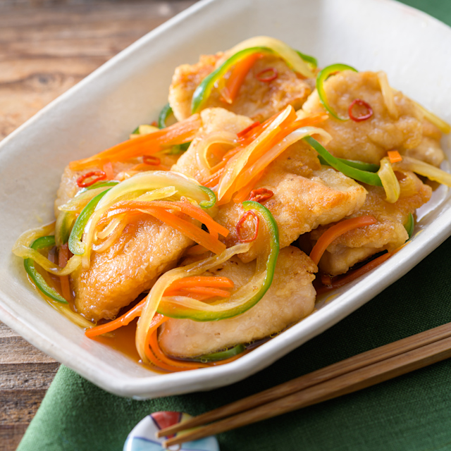 おうちで低脂質な居酒屋メニュー🍻その他のレシピは→ @tomo_19908へ✈️ ーーーーーーーーーーーーーーーーーーーーーーー今回紹介する低脂質レシピは、チーズ豆腐つくね串です✨ つくねの中にさけるチーズを入れています🧀 千切りにした大葉がアクセントになってい