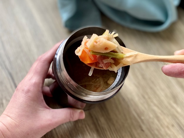 🍚 🍚 今日の朝ごはん兼お昼ごはん。 焼き鮭 お粥、 玉子焼き、ひじき煮、大根のぬか漬け、 白菜 厚揚げ 玉ねぎ 人参のお味噌汁。今夜は友達とビュッフェなので お粥さんで胃を活性さしとくわ。 ：まごわやさしい発酵食品手前味噌お味噌汁味噌汁misosoup