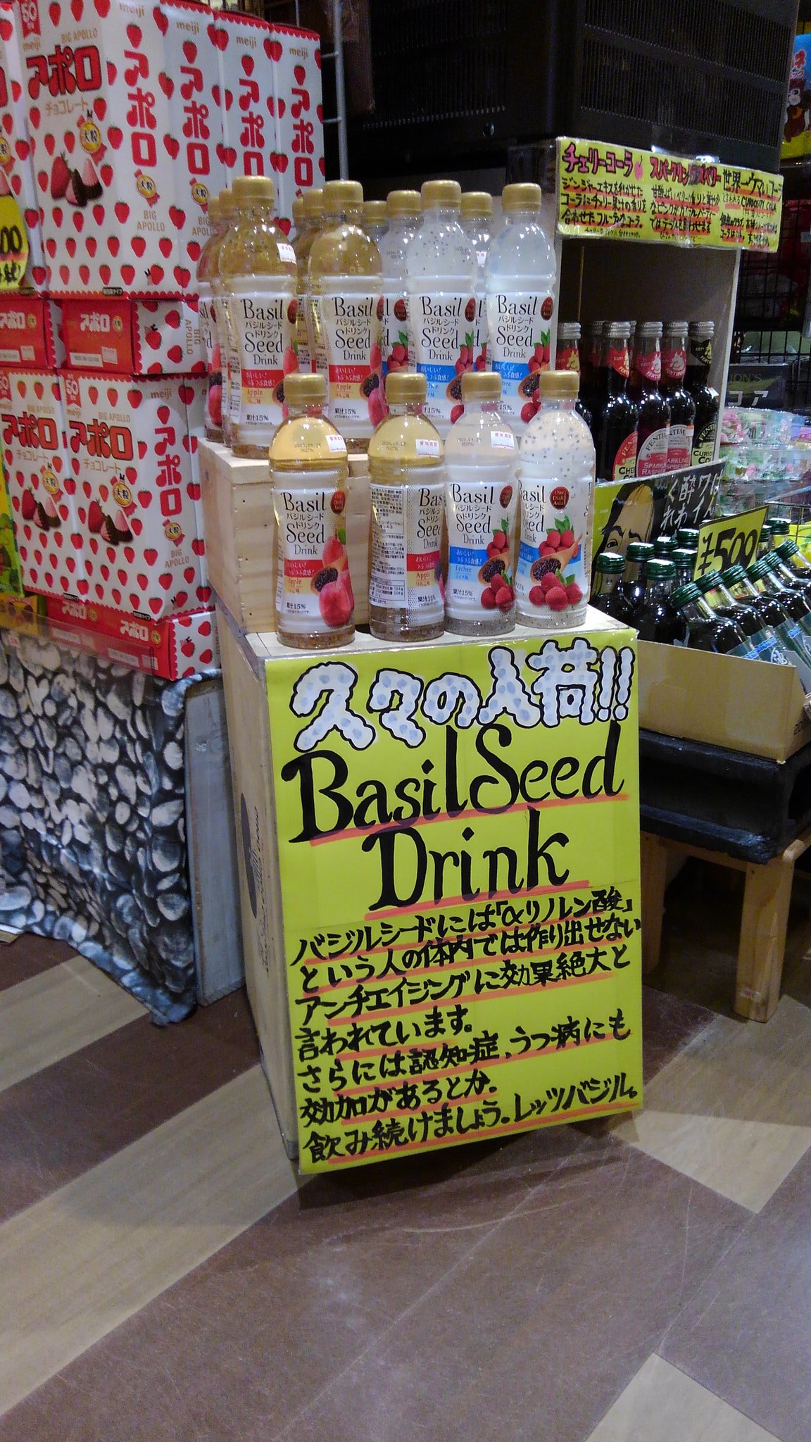 先日詩「雨の日に」の中でふれた雨に濡れたノースポールの種です。本当にカエルの卵みたい。 これが乾くと、小さな硬い粒の種にしか見えないから不思議。バジルシードドリンクのぷよっとしたバジルの種と似たような之哲 Yuki Satoru
