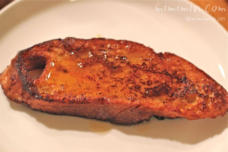 フレンチトースト ブランチやおやつの時間に作ってみて！カルダモンを加え、エスニックな風味をプラスした揚げ焼きのフレンチトーストは、外はサクッ、中はトロッとした食感に🍞塩気の効いた生クリームにつけて楽しもう✓・ ほかのパンレシピは『 エルグルメのパン』で