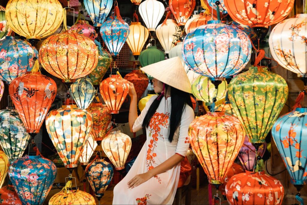 ホイアン🏮♥️ 街中カラフルなランタンが多くて綺麗だった〜☺️ ・ ・ ・ベトナムダナンホイアンランタン東南アジア旅行ワンピースvietnamdananghoiansummertriptraveltravelgramfashionlikesforlike🇻🇳